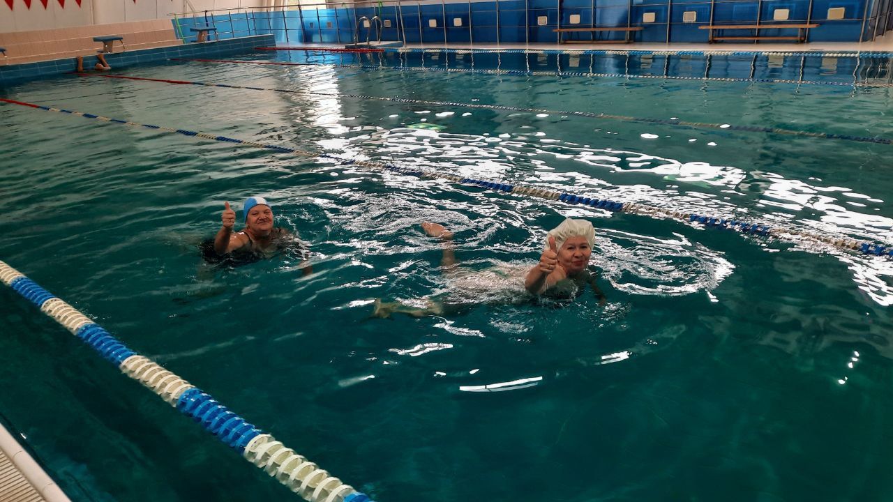 Активное долголетие: социальные туристы из Дергачевского района занялись плаванием